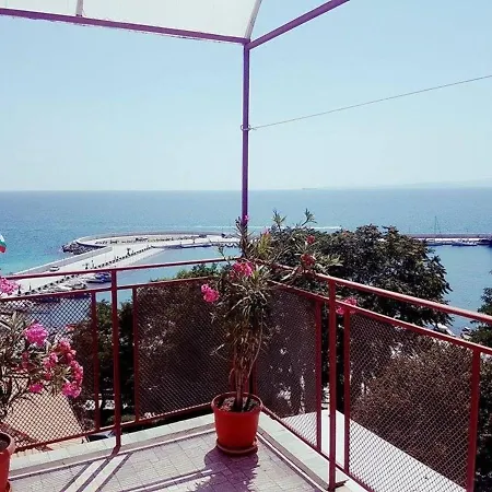 Anastasiya's With Stunning Sea Views * 포마리